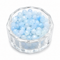 Hạt đá Aquamarine xanh nhạt cắt giác trong khay thủy tinh