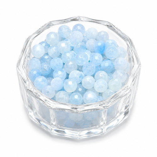 Hạt đá Aquamarine xanh nhạt cắt giác trong khay thủy tinh